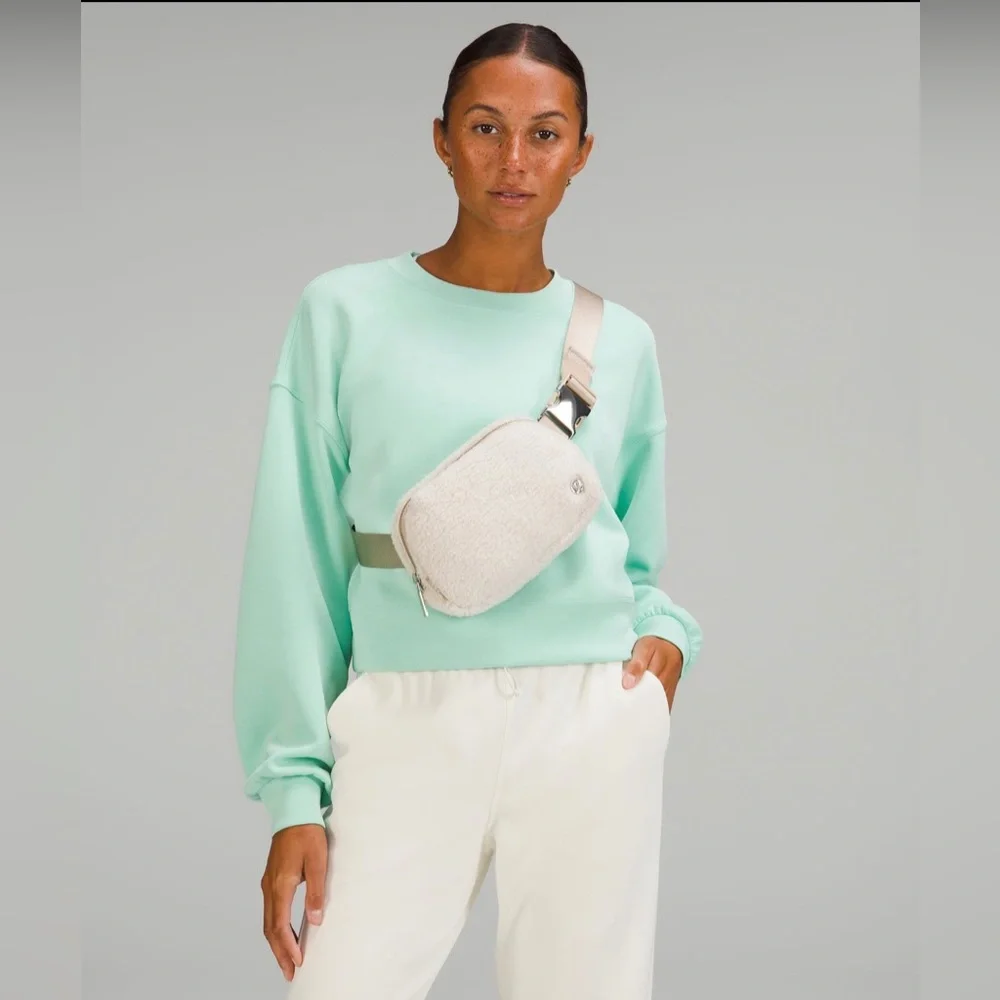 Lululemon Everywhere Belt Bag 
Natural Ivory *Fleece* Sherpa - Picture 2 of 7